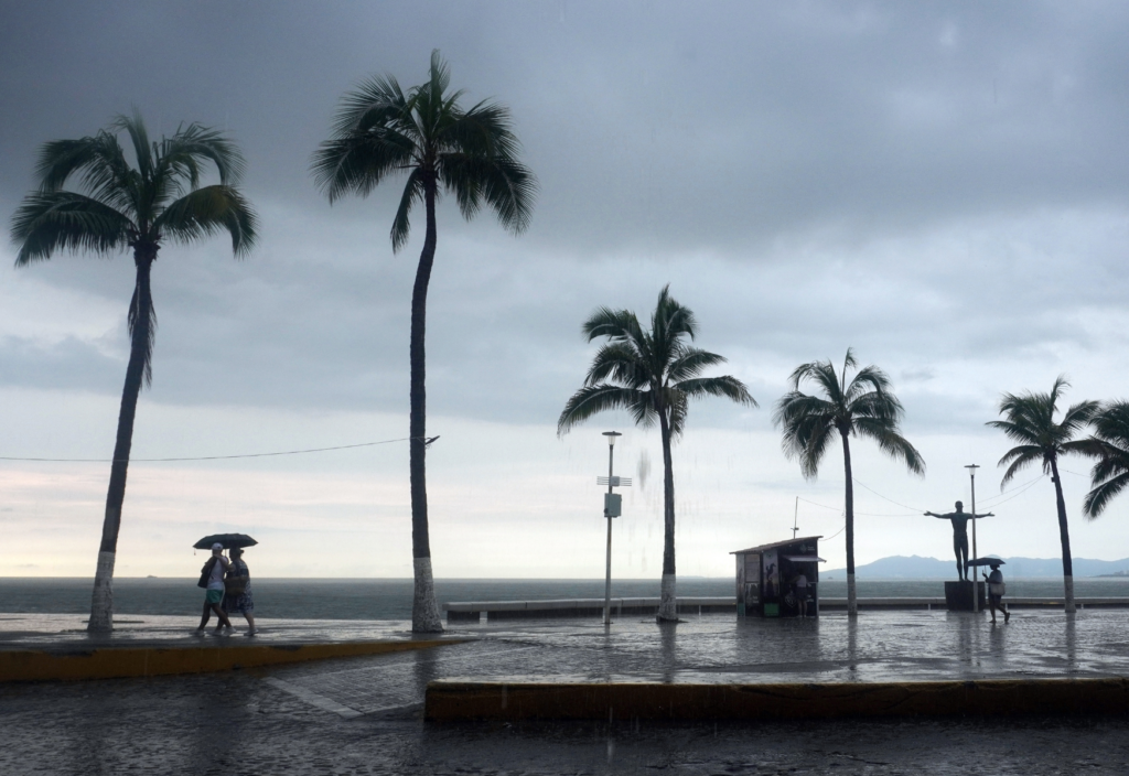 Nueva depresión tropical amenaza el sur de México mientras avanza huracán Polo al noroeste - Hondudiario